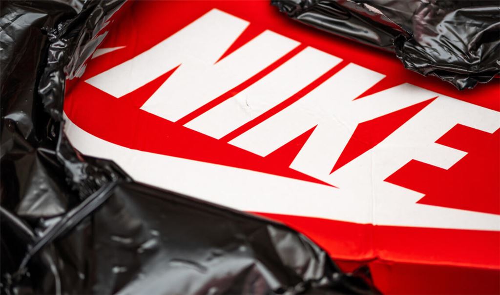 Die Nike-Aktie fällt um knapp 10 Prozent. Erfahren Sie, welche Faktoren den Kurs belasten. Die Geschehnisse im Überblick.