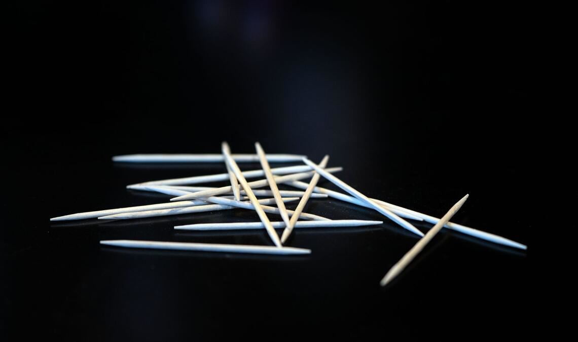 Die Nikotinprodukte sind optisch kaum von normalen Zahnstochern wie diesen zu unterscheiden.  (Symbolbild)