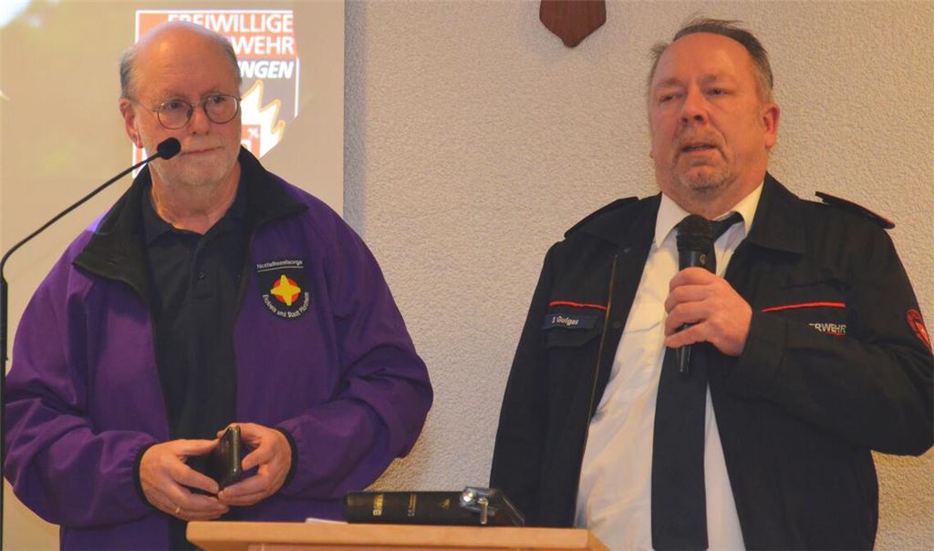 Die Notfallseelsorger Rolf Aichelberger und Stephan Guigas (v. li) sprechen beim Männervesper über ihre Arbeit und die damit verbundenen Herausforderungen. Foto: Bischoff-Krappel