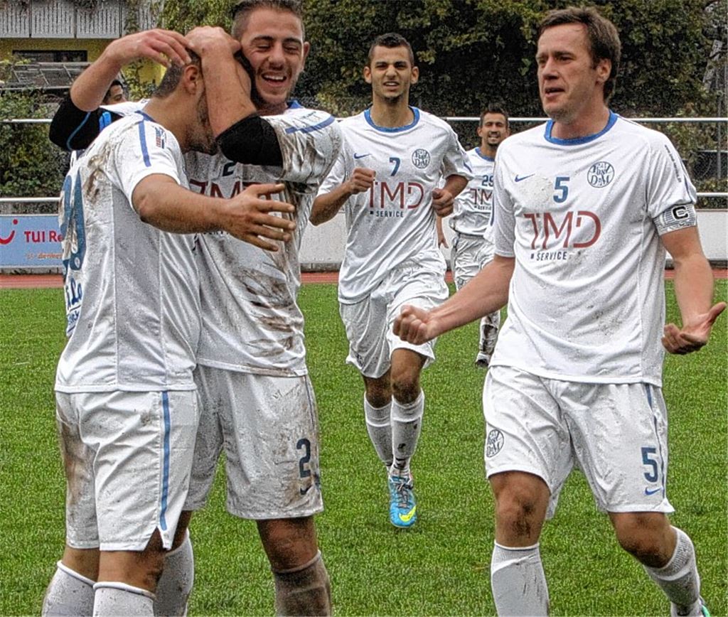 Die Nullachter mit Yusuf Koc, Behar Bunjaku, Fabrizio Corbo, Mesut Adibelli und Eduard Deutschmann (v.li.) haben gut lachen. Foto: Eigner