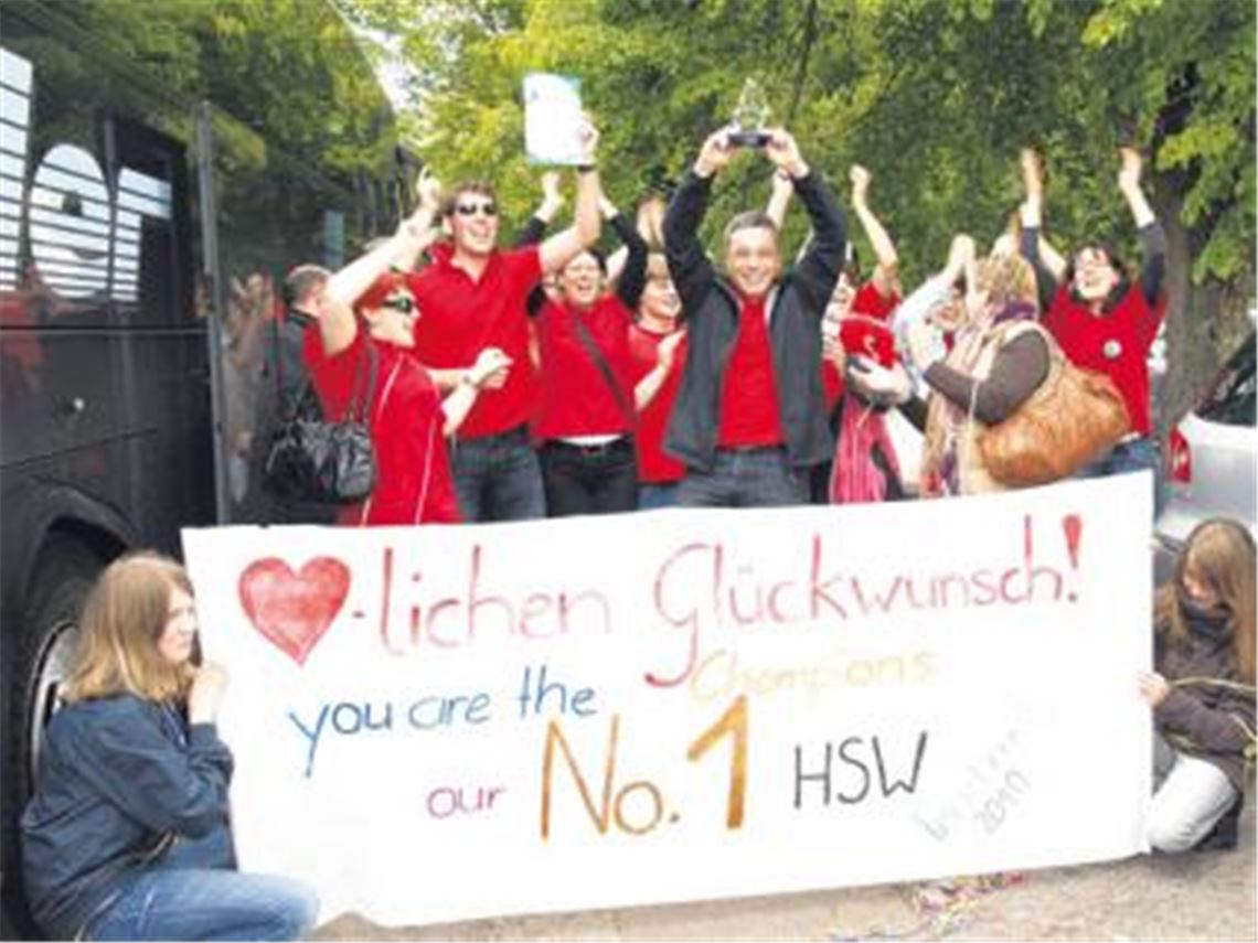 Die Nummer eins: Bei ihrer Rückkehr aus Innsbruck werden die Musiker des Harmonika-Spielrings Platte (Mitte: Dirigent Michael Nagel) von ihren Anhängern gebührend empfangen. 
Foto: Appich