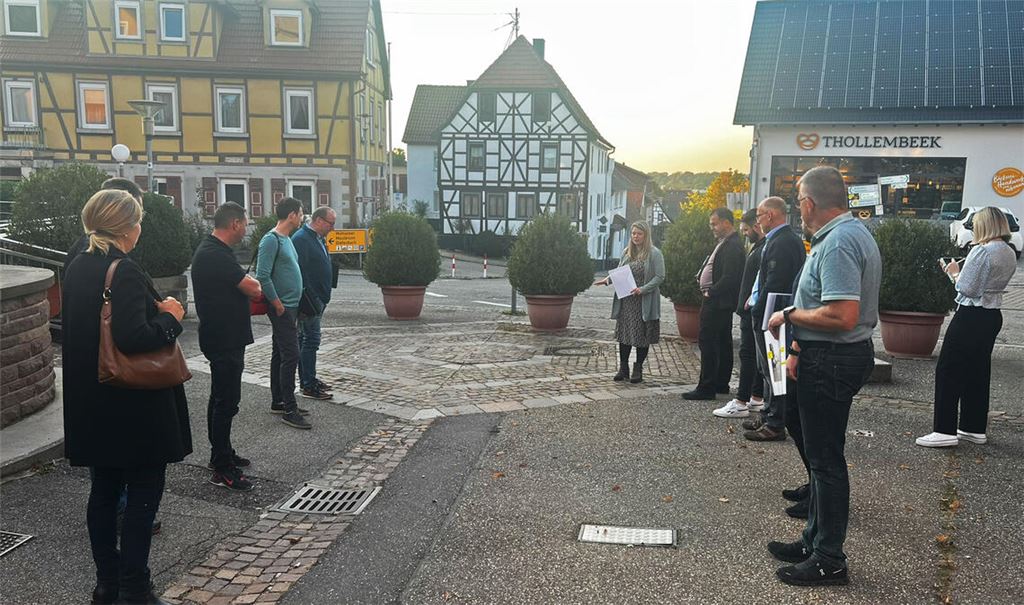 Die Oberflächengestaltung der Schloßbergstraße beginnt in Kürze. Mitglieder des Bauausschusses haben sich im Vorfeld der jüngsten Gemeinderatssitzung dort getroffen, um über eine Auftragsausweitung zu sprechen. Foto: Gemeinde Sternenfels