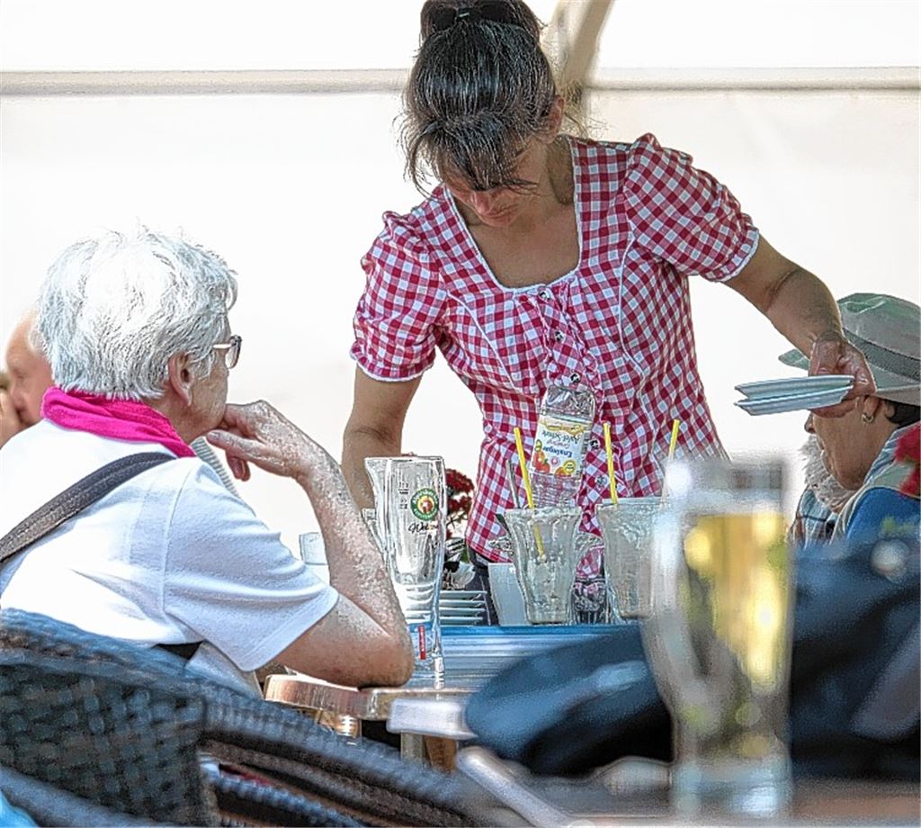 Die Öffnungszeiten des Gastronomiezelts stoßen auf Kritik. Foto: Huber