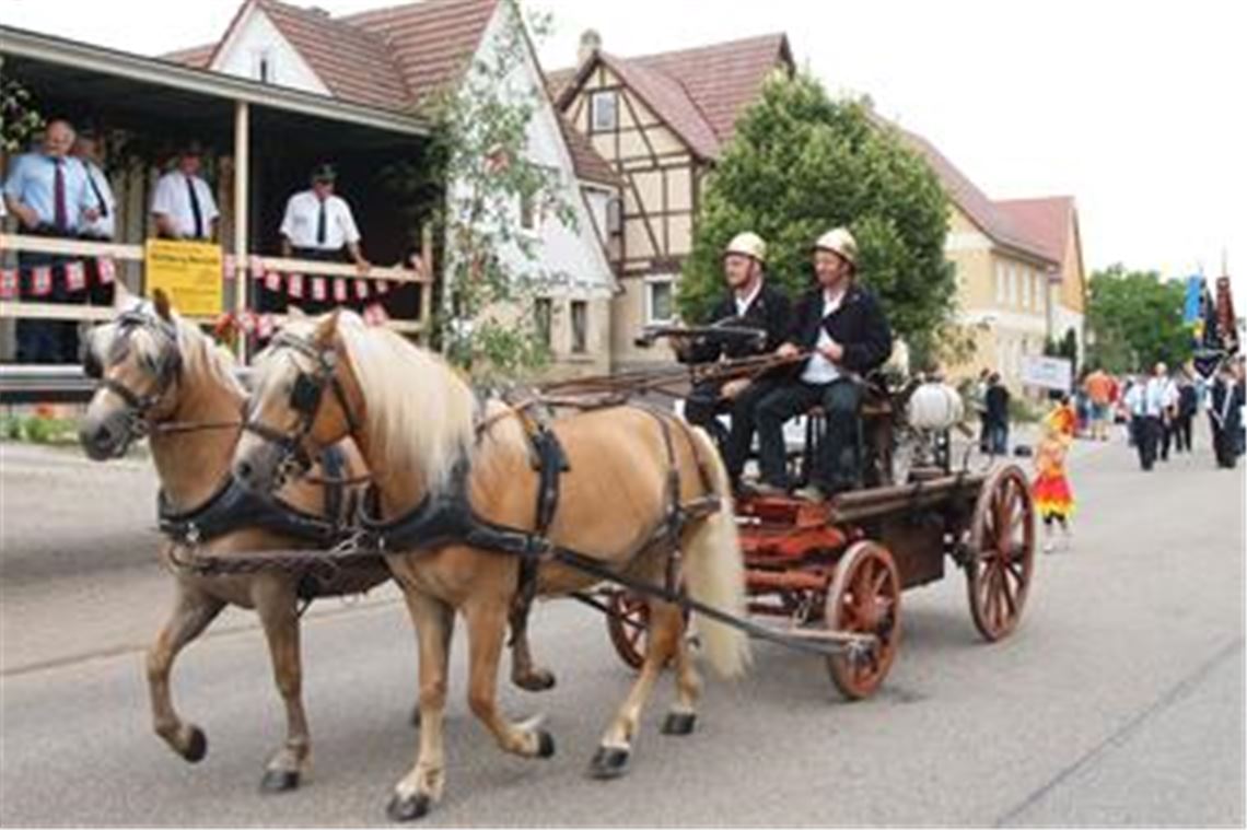 Die Ölbronner Feuerwehr blickt auf eine lange Geschichte zurück. Beim Festumzug wird die Historie lebendig. 
Foto: Appich