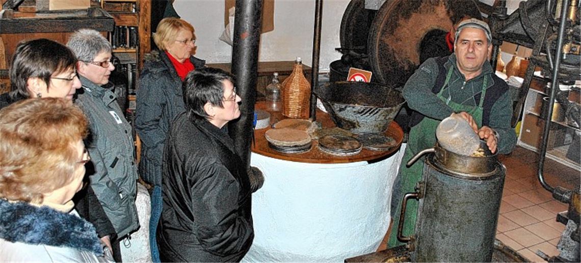 Die Ölpressung wie anno dazumal fasziniert die Besucher.Foto: Stahlfeld