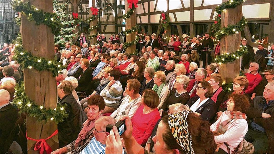 Die Ötisheimer Kelter ist bei der Adventswoche festlich geschmückt und voll besetzt.Foto: ls