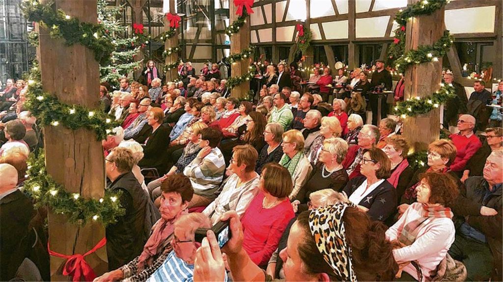 Die Ötisheimer Kelter ist bei der Adventswoche festlich geschmückt und voll besetzt.Foto: ls