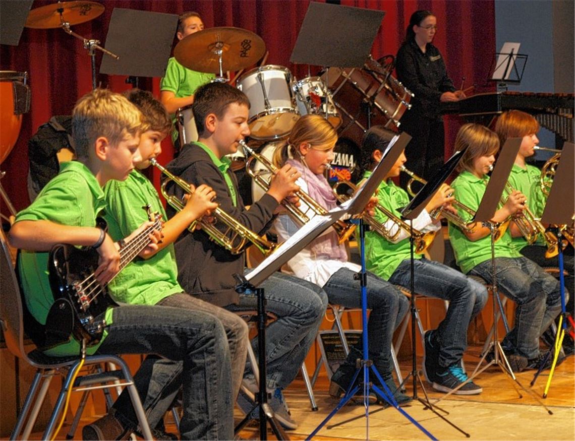 Die Ötisheimer Nachwuchsmusiker überzeugen ihr Publikum. Schwungvoll präsentieren sich auch die Mitglieder des Blasorchesters und das Tanzpaar Anke und Michael Ellwanger.