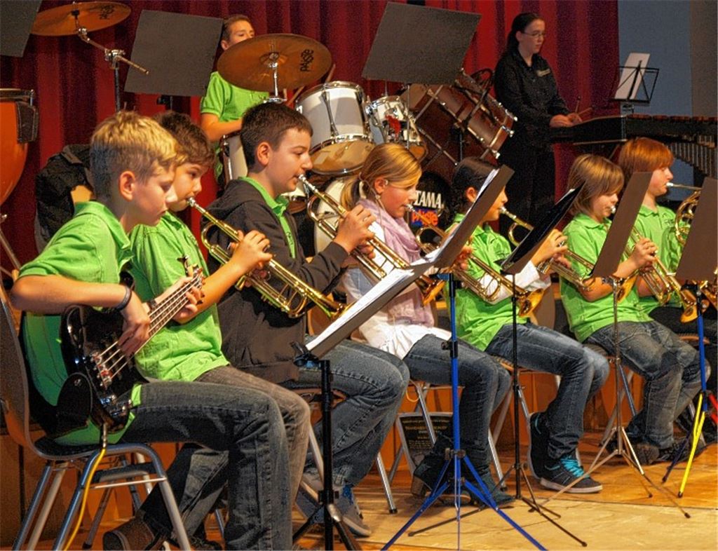 Die Ötisheimer Nachwuchsmusiker überzeugen ihr Publikum. Schwungvoll präsentieren sich auch die Mitglieder des Blasorchesters und das Tanzpaar Anke und Michael Ellwanger.