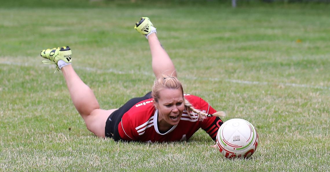 Die Ötisheimer Spielertrainerin Irina Kuhn kämpft beim Spieltag in Dennach mit viel Herz um den Ball, doch trotzdem kassiert sie mit ihrer Mannschaft zwei Niederlagen. Rubner