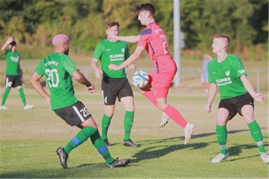 Die Ötisheimer – am Ball Fabian Hidalgo Guillen – halten gegen den Kreisligisten aus Bilfingen lange gut mit. Foto: Huber