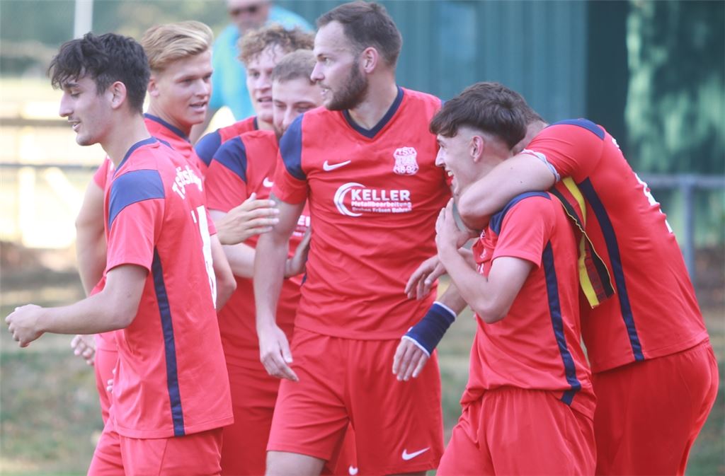 Die Ötisheimer jubeln über das späte Tor von Dominik Trolp (2. v. re.).Fotos: Huber:
