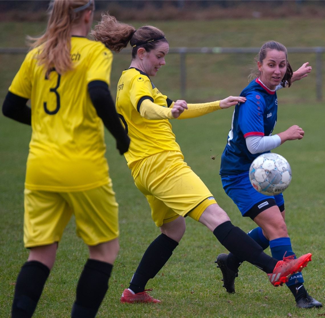 Die Ötisheimerinnen (in blau) haben es mit dem 1. SV Mörsch zu tun. Foto: Fotomoment