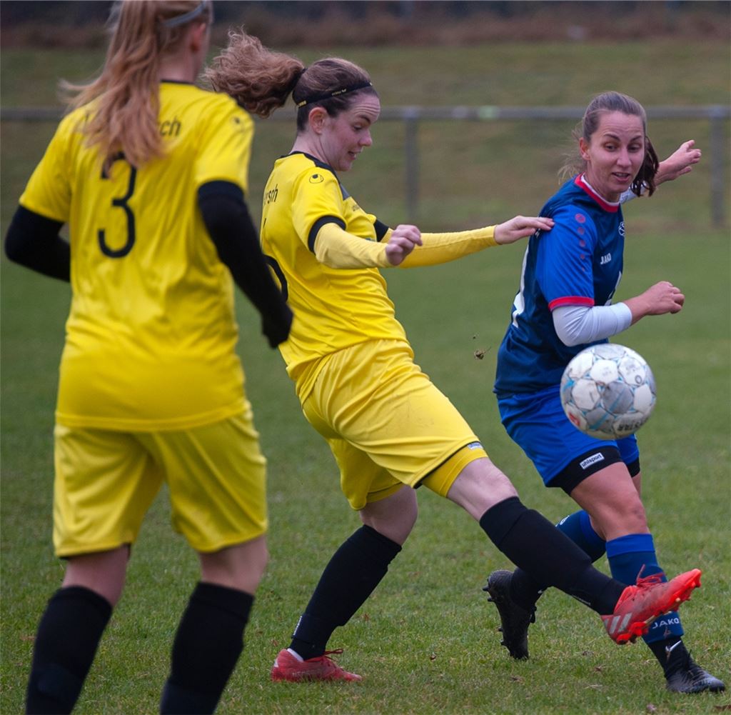 Die Ötisheimerinnen (in blau) haben es mit dem 1. SV Mörsch zu tun. Foto: Fotomoment