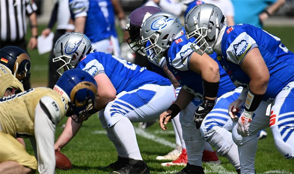 Die Offensive Line der Wilddogs (in Blau) – die Pforzheimer sind heiß auf das erste Spiel in der höchsten deutschen Spielklasse, der German Football League. 