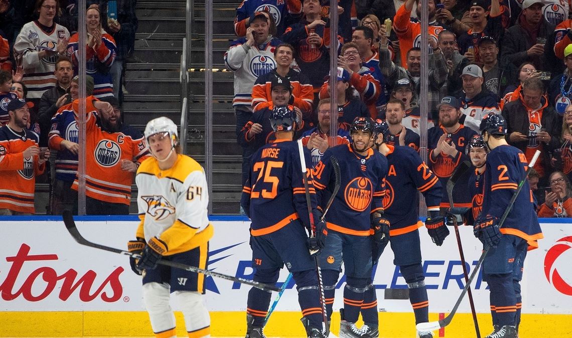 Die Oilers um Leon Draisaitl (29) durften sich gegen Nashville über den nächsten Sieg freuen.