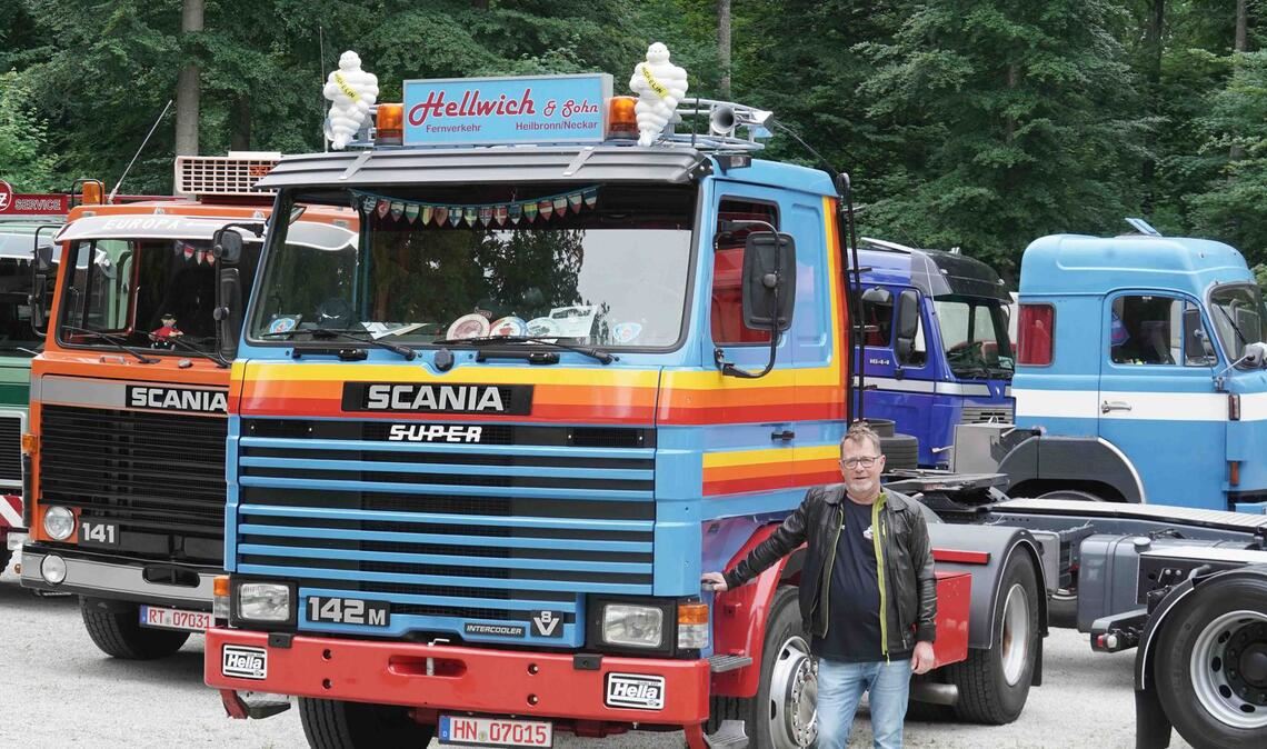 Die Oldtimer kommen teils in knalligen Farben daher.