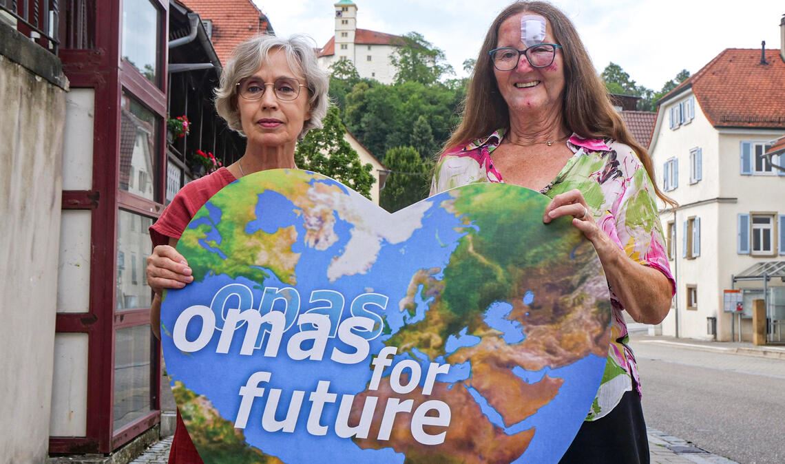 Die „Omas for future“ gibt’s auch unterm Kaltenstein: Susanne Schwarz-Zeeb (rechts) und Martina Maurer haben in Vaihingen eine Regionalgruppe gegründet. Foto: Friedrich