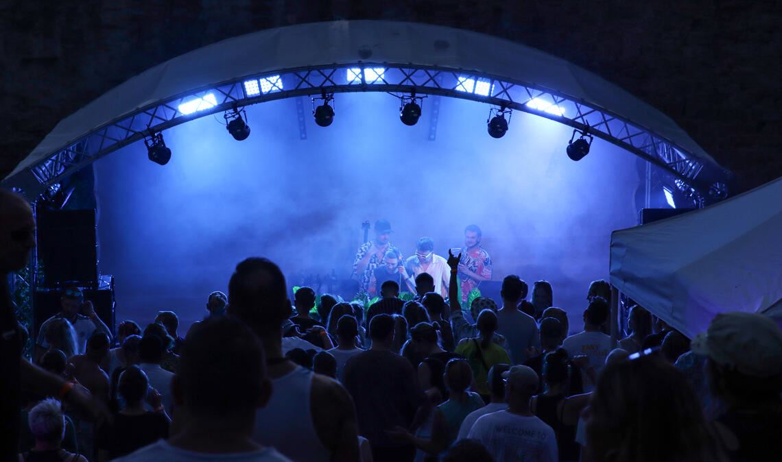 Die Open-Air-Saison in der Burgruine Löffestelz startet am 5. Juli. Wieder mit dabei sind elektronische Beats im Rahmen des Formats „Le Clique in the Castle“. Foto: Archiv