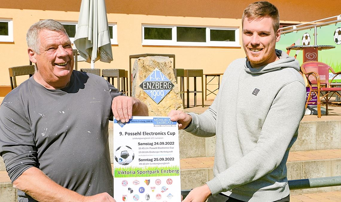 Die Organisatoren Heinz (links) und Bastian Voges krempeln die Ärmel hoch in der Vorbereitung. Sie koordinieren rund 100 Helferinnen und Helfer für den Possehl Cup. Foto: Wewoda