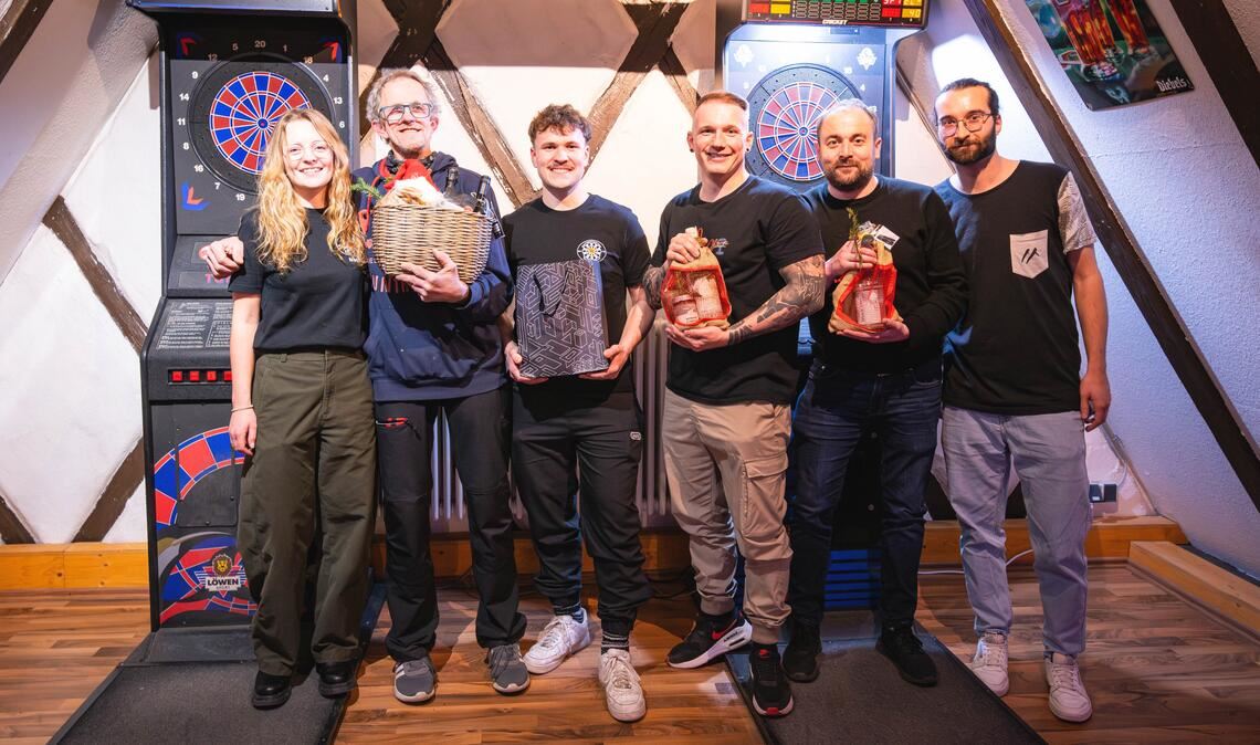 Die Organisatoren Janette (li.) und Timo Weingärtner (re.) freuen sich mit dem Turniersieger Gerd Bitz (2.v.li.), Paul Halda (Finalist), Florian Bürkle (Drittplatzierter) und Timo Krauth ( Viertplatzierter) über ein gelungenes Turnier im Jugendraum. Fotos: Schüller