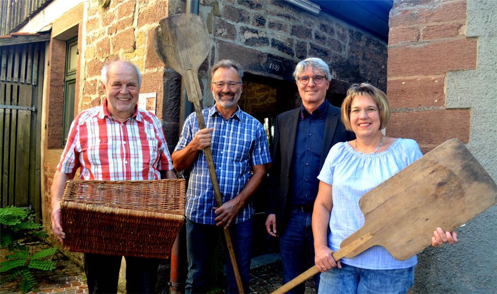 Die Organisatoren Klaus Kluge (v.li.) und Jürgen Claß, Bürgermeister Armin Pioch und Ellen Jörger vom Ordnungsamt laden zum Jubiläums-Bauernmarkt ein. Foto: Stahlfeld