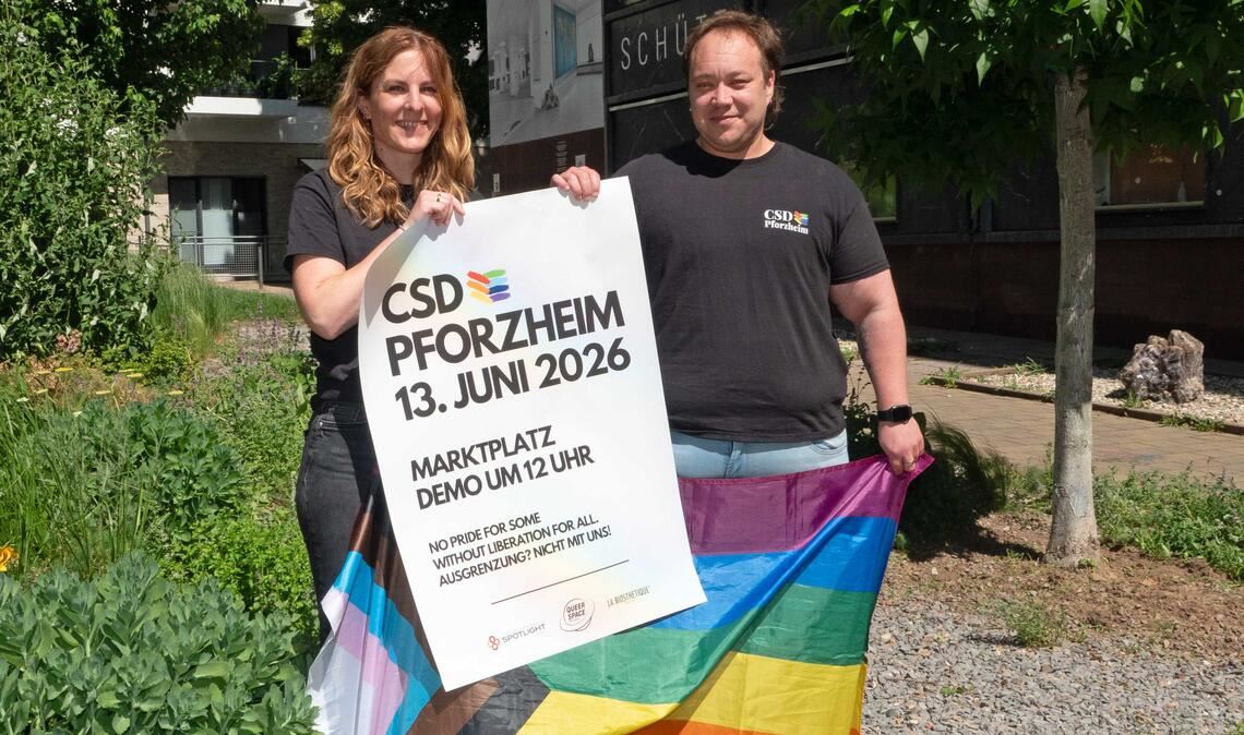 Die Organisatoren des vierten CSD in Pforzheim: Claudia Jancura von der Beratungsstelle „Spotlight“ und Caleb Davis, Projektleitung „Queer Space“. Foto: Volz