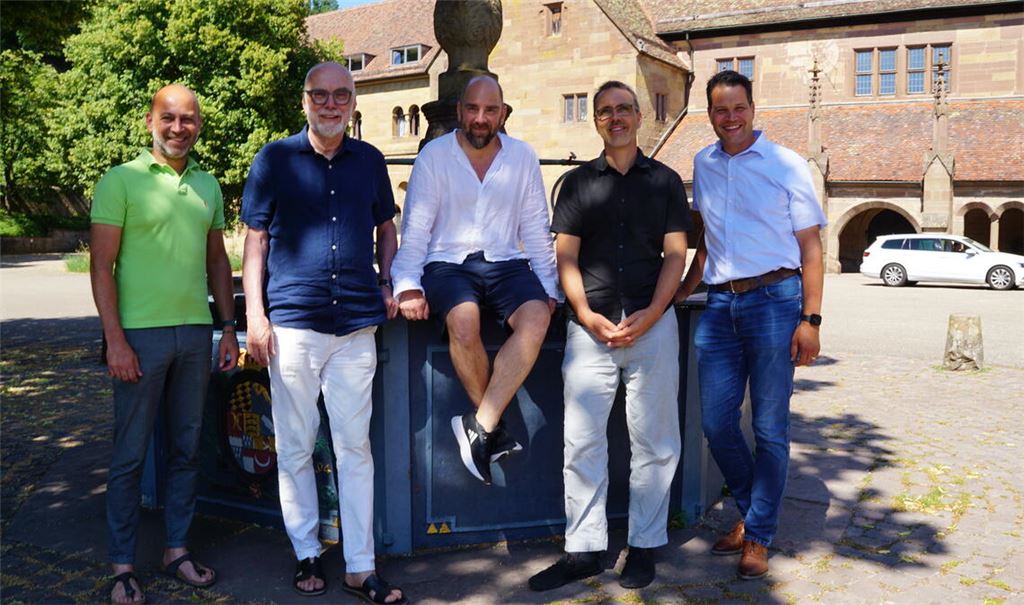 Die Organisatoren und Gastgeber des dritten „Black Forest Jazz Festivals“ in Maulbronn (v.li.): Alexander Meixner (Hauptamtsleiter Stadt Maulbronn), Gerhard Baral (Organisation, Baral & Partner Events), Festivalleiter Sebastian Studnitzky (Jazzmusiker, Komponist und Hochschulprofessor), Paul Taube (Geschäftsführer des Kulturhauses Osterfeld und Mitorganisator des Festivals) sowie Maulbronns Bürgermeister Aaron Treut. Foto: Bastian