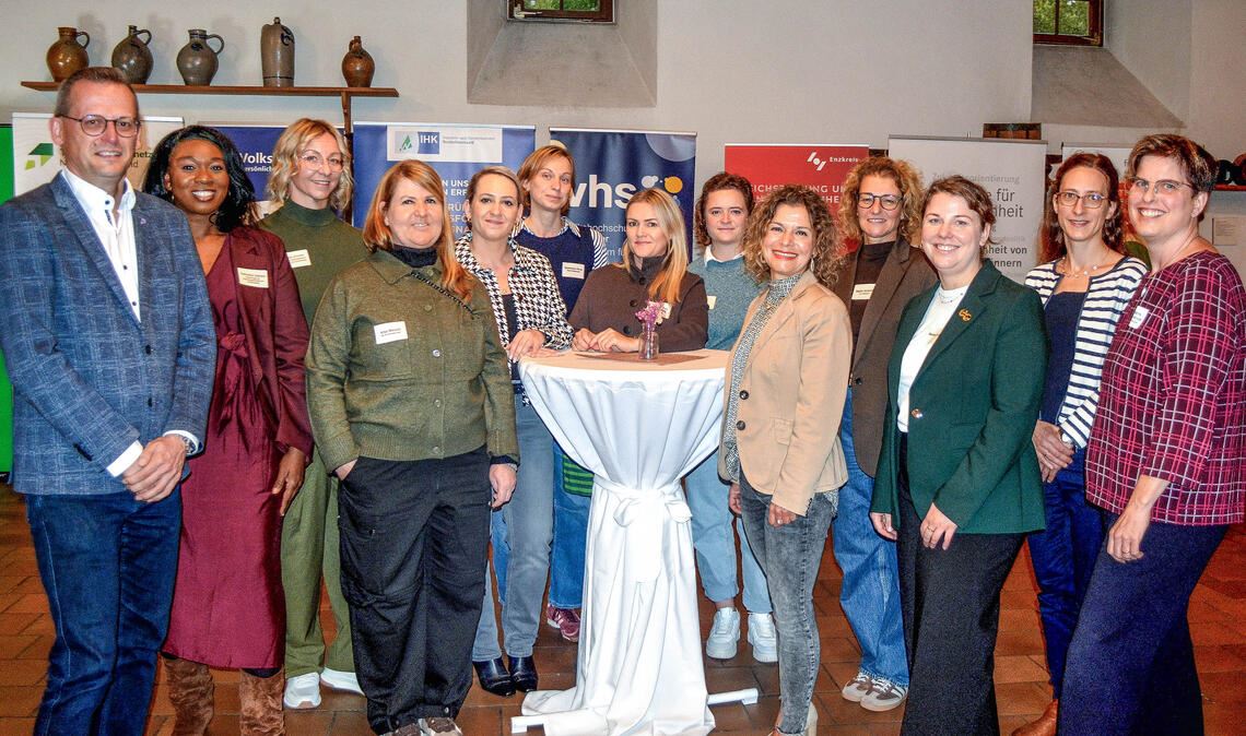 Die Organisatorinnen mit Oberbürgermeister Stephan Retter (v.li.): Halimatou Camara (Agentur für Arbeit), Kinga Golomb (Gleichstellungsbeauftragte des Enzkreises), Anja Maisch (IHK Nordschwarzwald), Johanna Jüngling (Kontaktstelle Frau und Beruf), Stephanie Gloss (Stadtverwaltung Mühlacker), Anna Merdian (Landratsamt Enzkreis), Patrizia Joos (Landratsamt Enzkreis), Majke Scheible (Volkshochschule Mühlacker), Patricia Lopez (Volksbank pur), Katharina Bilaine (Wirtschaftsförderung Nordschwarzwald), Martina Gerth (Netzwerk Business & Professional Women) und Martina Terp-Schunter (Volkshochschule Mühlacker). Foto: Stahlfeld