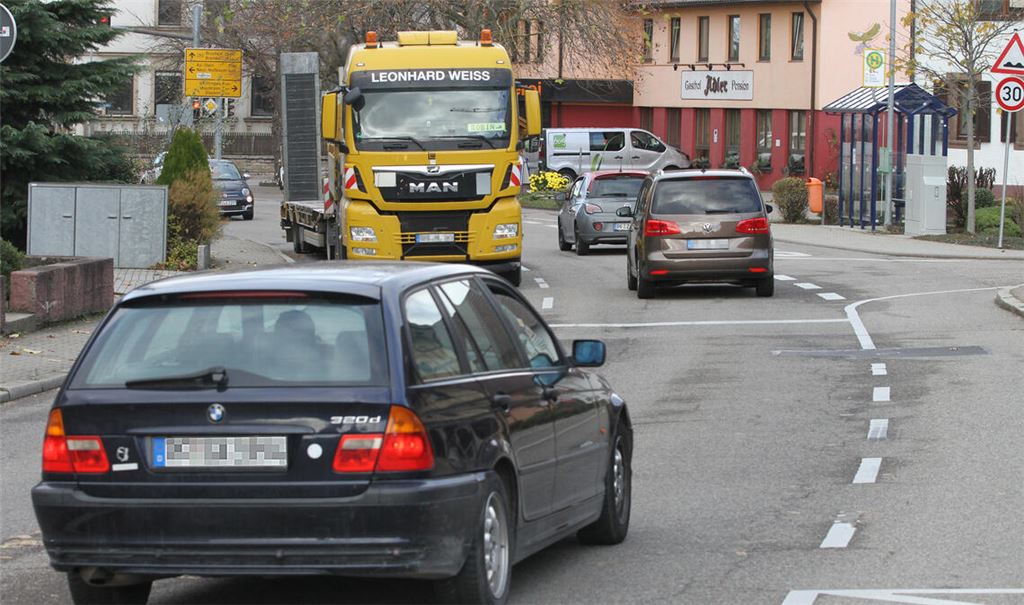 Die Ortsdurchfahrt von Bauschlott ist eine der wichtigsten Verkehrsadern der Region. Sie wird zwei Jahre lang gesperrt. Archivfoto: Goertz