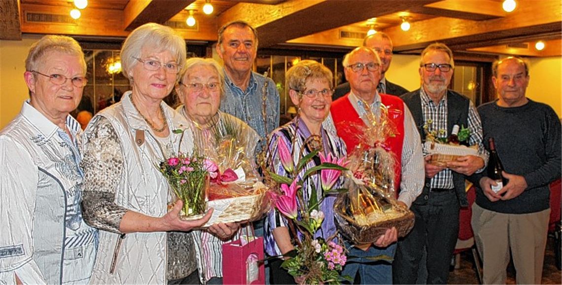 Die Ortsgruppe des Schwäbischen Albvereins ehrt langjährige Mitglieder.