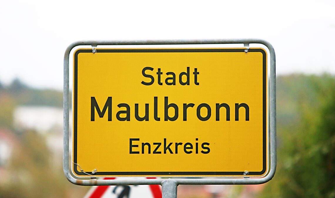 Die Ortsschilder in Maulbronn bleiben wie sie sind. Die Zusatzbezeichnung „Klosterstadt“ kommt nicht. Nebenbei: Schon jetzt nutzen Hinweisschilder der Stadt die Zusatzbezeichnung (Foto unten). Fotos: Steigleder