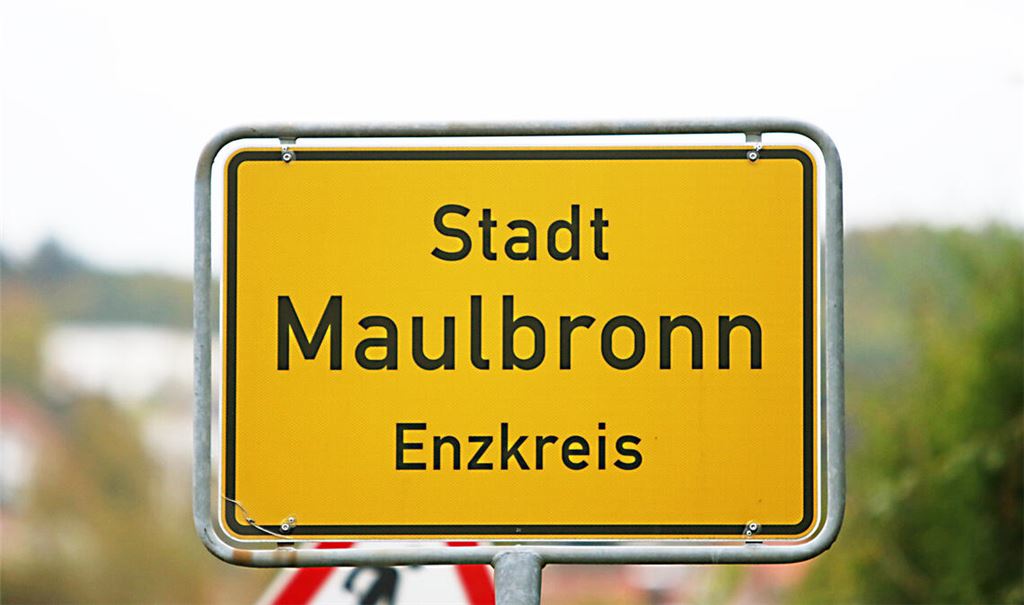 Die Ortsschilder in Maulbronn bleiben wie sie sind. Die Zusatzbezeichnung „Klosterstadt“ kommt nicht. Nebenbei: Schon jetzt nutzen Hinweisschilder der Stadt die Zusatzbezeichnung (Foto unten). Fotos: Steigleder