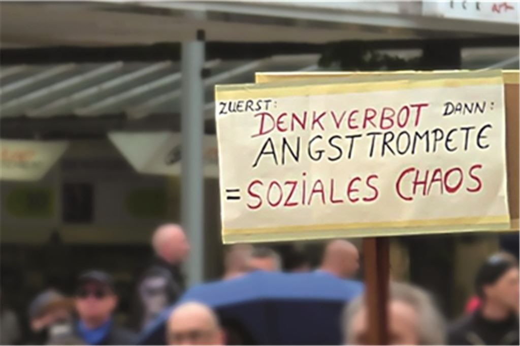 Die Pandemie als große Verschwörung? Plakat bei einer Demo gegen die Corona-Auflagen im Mai vergangenen Jahres in Pforzheim. Archivfoto: Friedrich