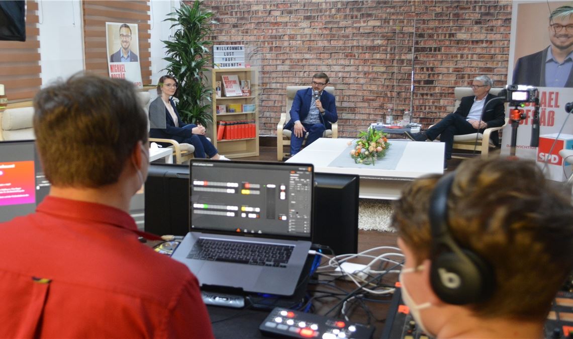 Langzeitschäden bereiten Sorge Die Pandemie und ihre Folgen stehen im Mittelpunkt der Diskussionsrunde mit Annkathrin Wulff, Michael Hofsäß (Mitte) und Dr. Till Neugebauer. Live zugeschaltet: Karl Lauterbach. Fotos: Stahlfeld
