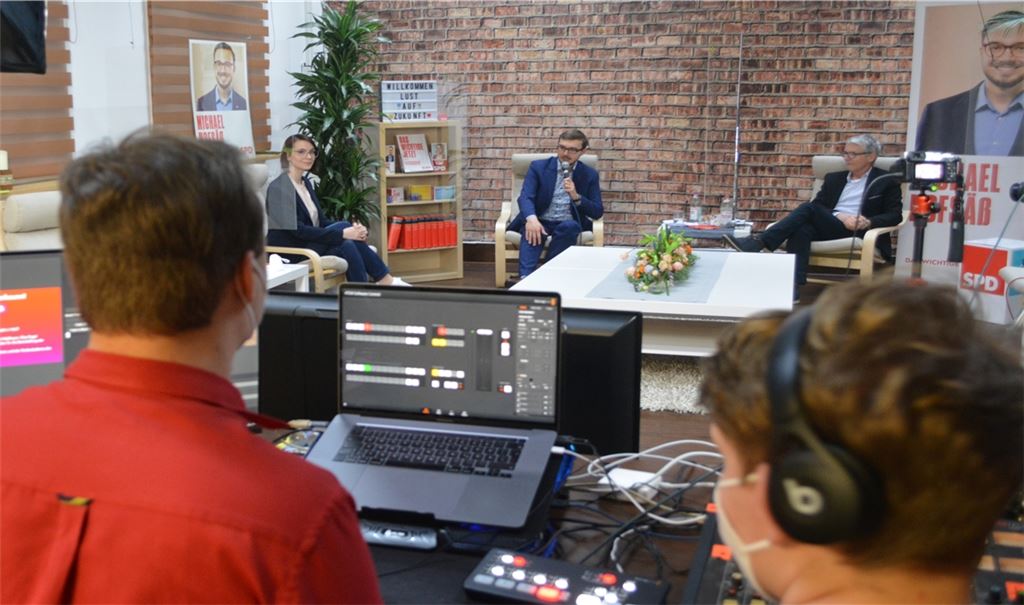 Die Pandemie und ihre Folgen stehen im Mittelpunkt der Diskussionsrunde mit Annkathrin Wulff, Michael Hofsäß (Mitte) und Dr. Till Neugebauer. Live zugeschaltet: Karl Lauterbach. Fotos: Stahlfeld