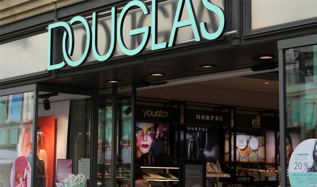Die Parfümeriekette Douglas hat in Deutschland etwa 340 Filialen.