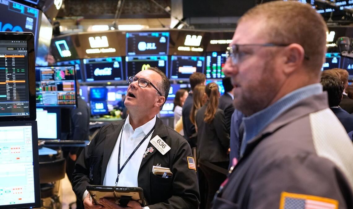 Die Parkettstimmung an der Wall Street ist angespannt – die US-Indizes können ihre Verluste aber begrenzen.