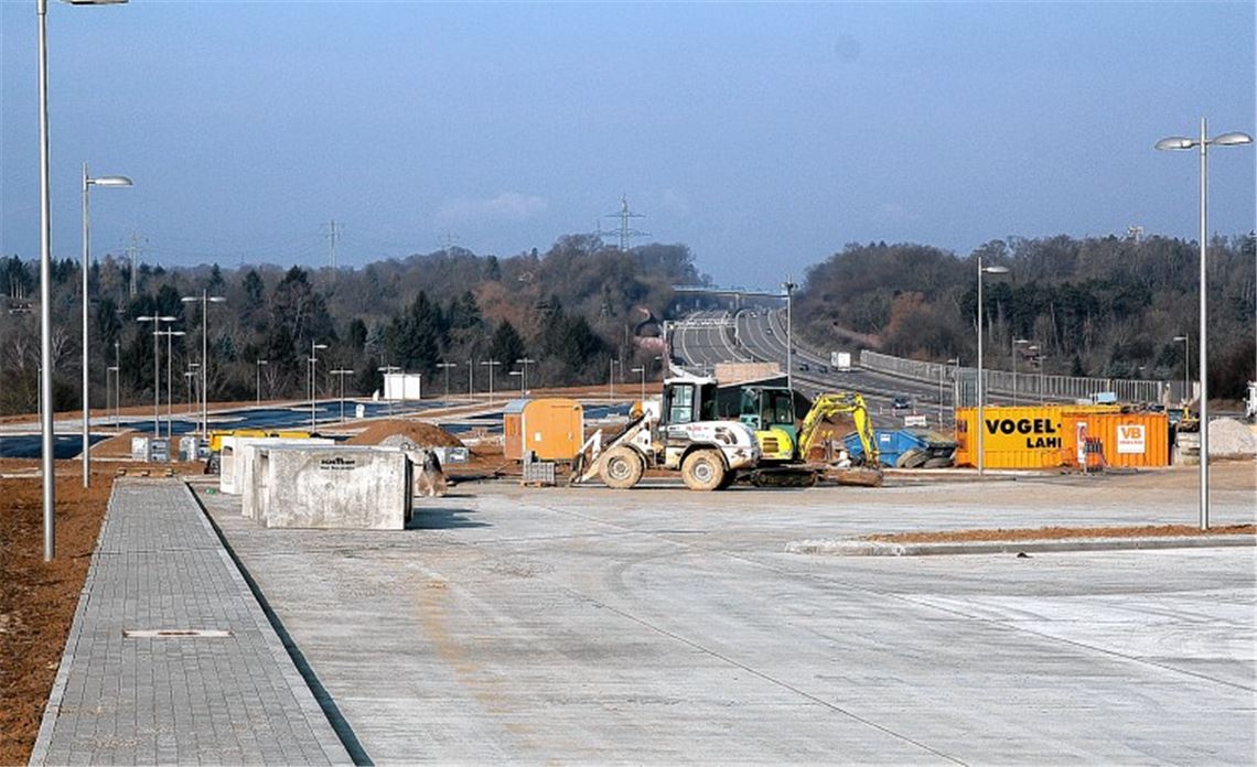 Die Parkflächen der geplanten Rastanlage „Am Kämpfelbach“ sind weitgehend fertiggestellt. Doch die Infrastruktur für den künftigen Rasthof fehlt.[[br]]Das Datum für das Ende der Großbaustelle wurde überklebt – unter anderem wegen eines juristischen Tauziehens hinter den Kulissen. 
