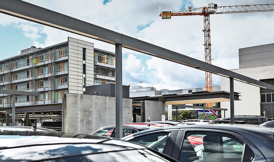 Die Parkplätze am Robert-Bosch-Krankenhaus reichen nicht aus. Für Entlastung könnte eine Seilbahn sorgen.