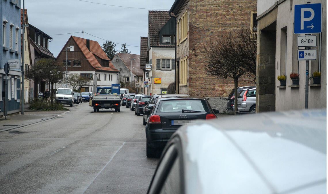 Die Parksituation an der Vaihinger Straße in Illingen ist angespannt. Foto: Stahlfeld