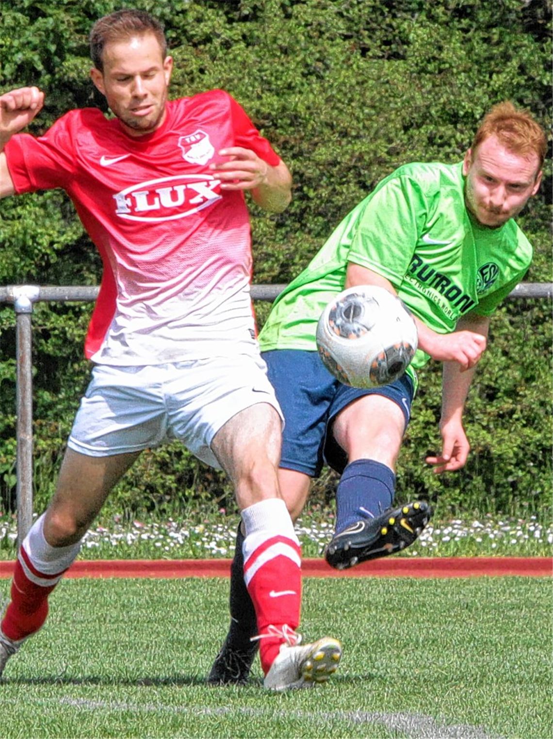 Die Partie ist umkämpft, aber ungeachtet zweier Platzverweise keineswegs unfair.