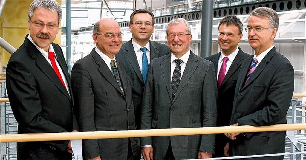 Die Partnerschaft fest ins Auge gefasst: Unter dem Dach der Volksbank Pforzheim sehen die Vorstände der Raiffeisenbank Birkenfeld (v. li. Wilfried Kahnis und Manfred Szeteli) ihren Marktbereich für die Zukunft gut aufgehoben. Die Pforzheimer Vorstandskollegen (v. re.) Jürgen Zachmann, Frank Bischoff, Fritz Schäfer und René Baum freuen sich ihrerseits über die Abrundung ihres Geschäftsgebiets im westlichen Enzkreis.