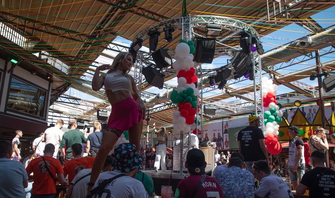 Die Party zur Eröffnung der Saison im Lokal "Bierkönig" begann schon am Nachmittag.
