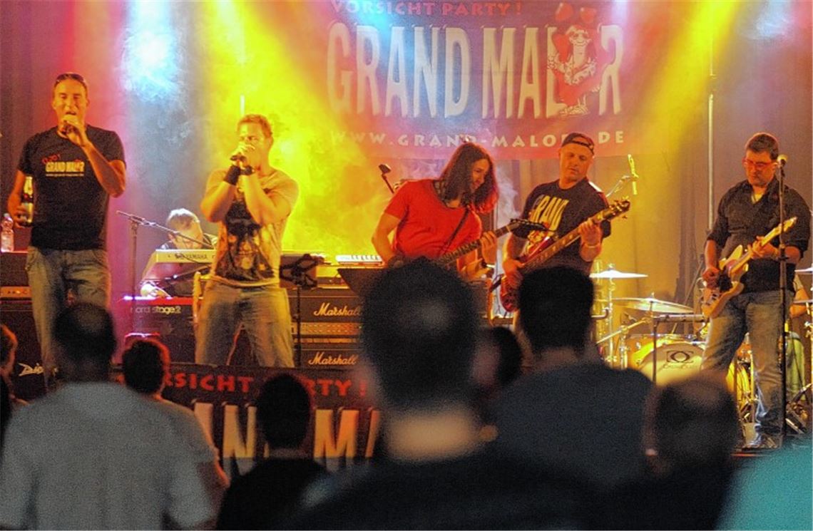 Die Partyband Grand Malör sorgt in Enzberg für Stimmung.