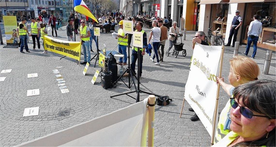 Gelbwesten-Demo vor den Schmuckwelten Gelbwesten-Demo vor den Schmuckwelten