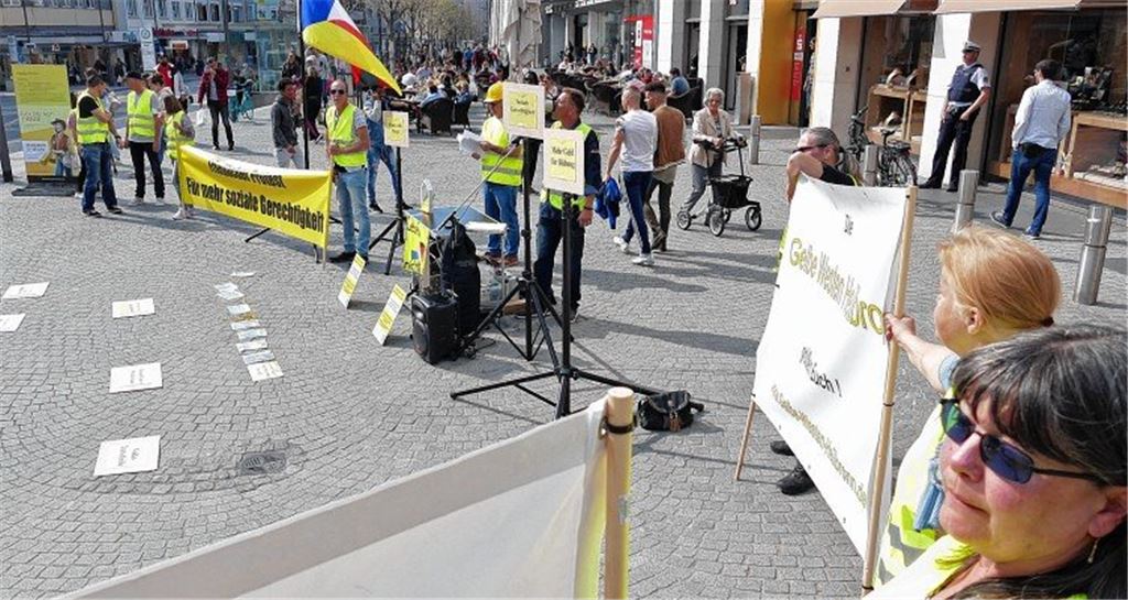 Gelbwesten-Demo vor den Schmuckwelten