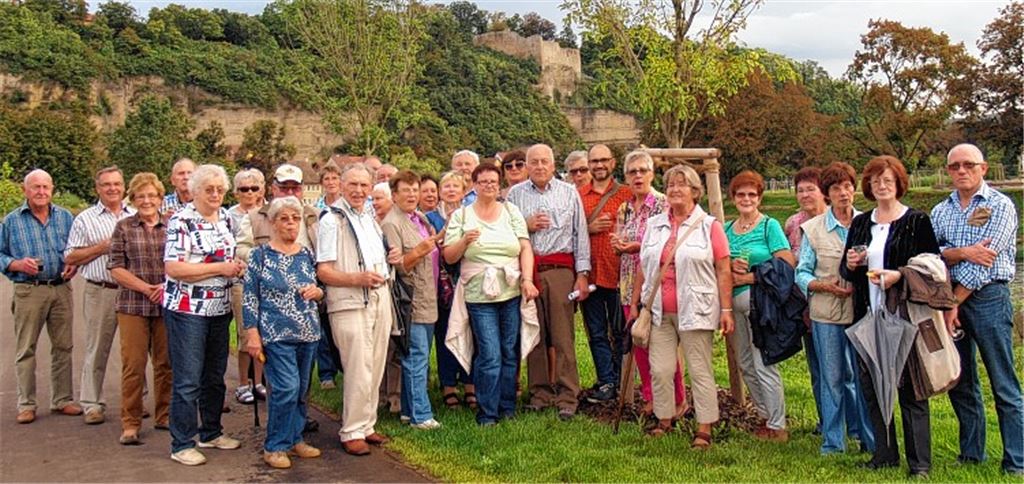 Die Paten geben ihrer Blumenesche, dem Baum Nr. 36 auf dem Gartenschaugelände, viele gute Wünsche auf ihrem Lebensweg mit. 
