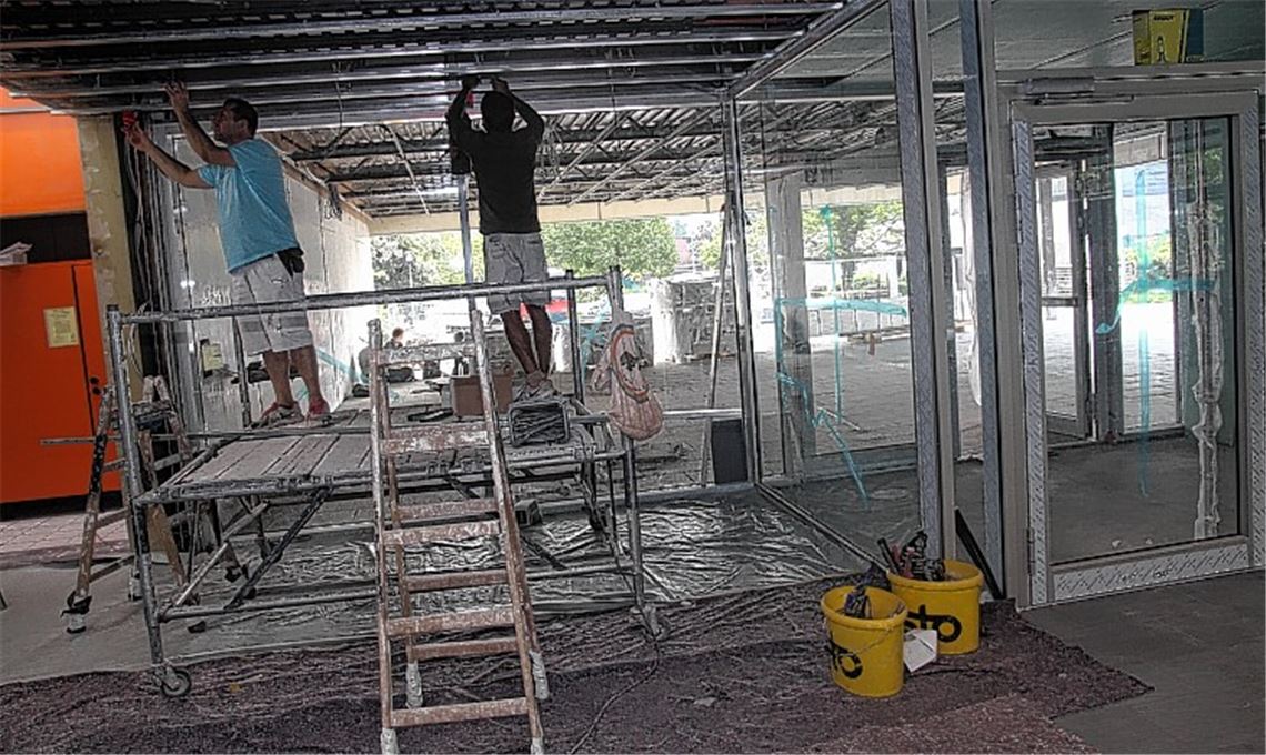 Die Pause im Hallenbad wird genutzt.