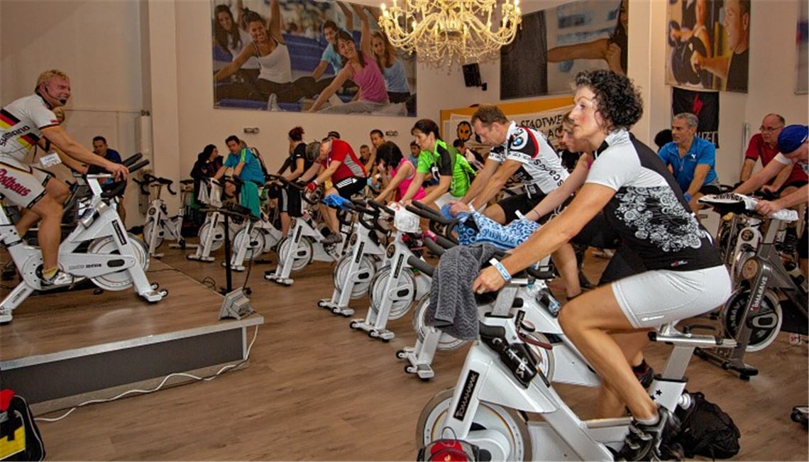 Die Pedale dreht sich für den guten Zweck – zum Teil acht Stunden am Stück. Beim Indoor-Cycling-Marathon geht es im Mühlacker Fitnessstudio Lifestyle neben Kondition und Beinmuskulatur um Spendengelder für die geplante Familienherberge Lebensweg in Schützingen. 